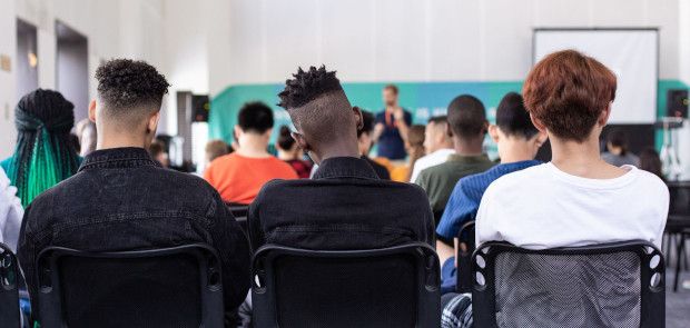 Una mà amb daus que simbolitzen dona i home per il·lustrar el Certificat de Professionalitat de Promoció per a la Igualtat