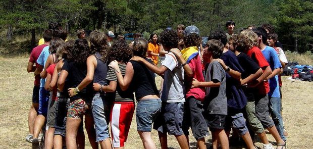 Una mà amb daus que simbolitzen dona i home per il·lustrar el Certificat de Professionalitat de Promoció per a la Igualtat