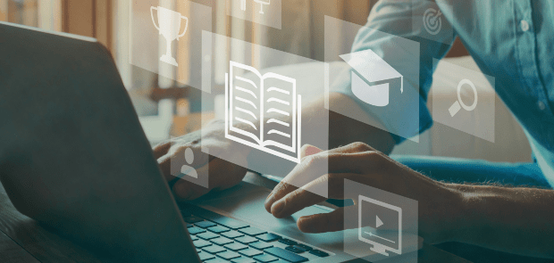 Curs e-Learning - Fundesplai (petita) Persona sobre una taula amb una llibreta per sobre, per il·lustrar el Control de l'estrès, el burnout i els riscos psicosocials