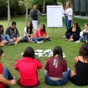 ¿Cuál es el trabajo de premonitora, monitora y directora de tiempo libre?