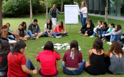 ¿Cuál es el trabajo de premonitora, monitora y directora de tiempo libre?