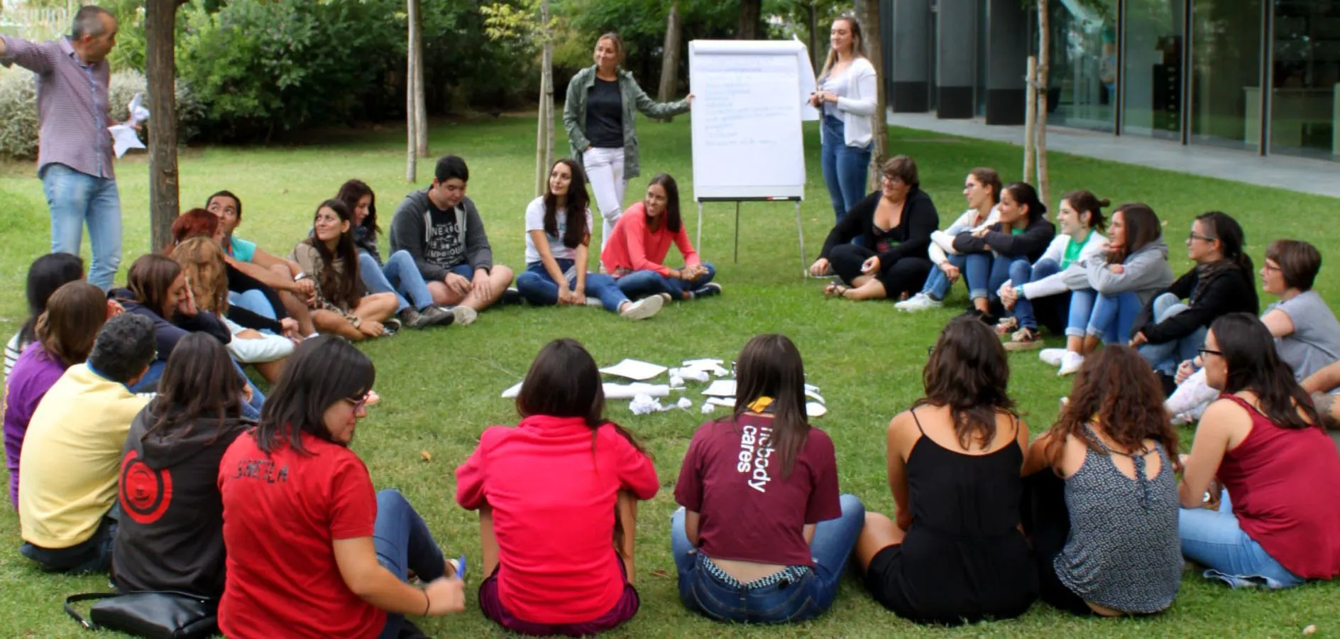 ¿Cuál es el trabajo de premonitora, monitora y directora de tiempo libre?