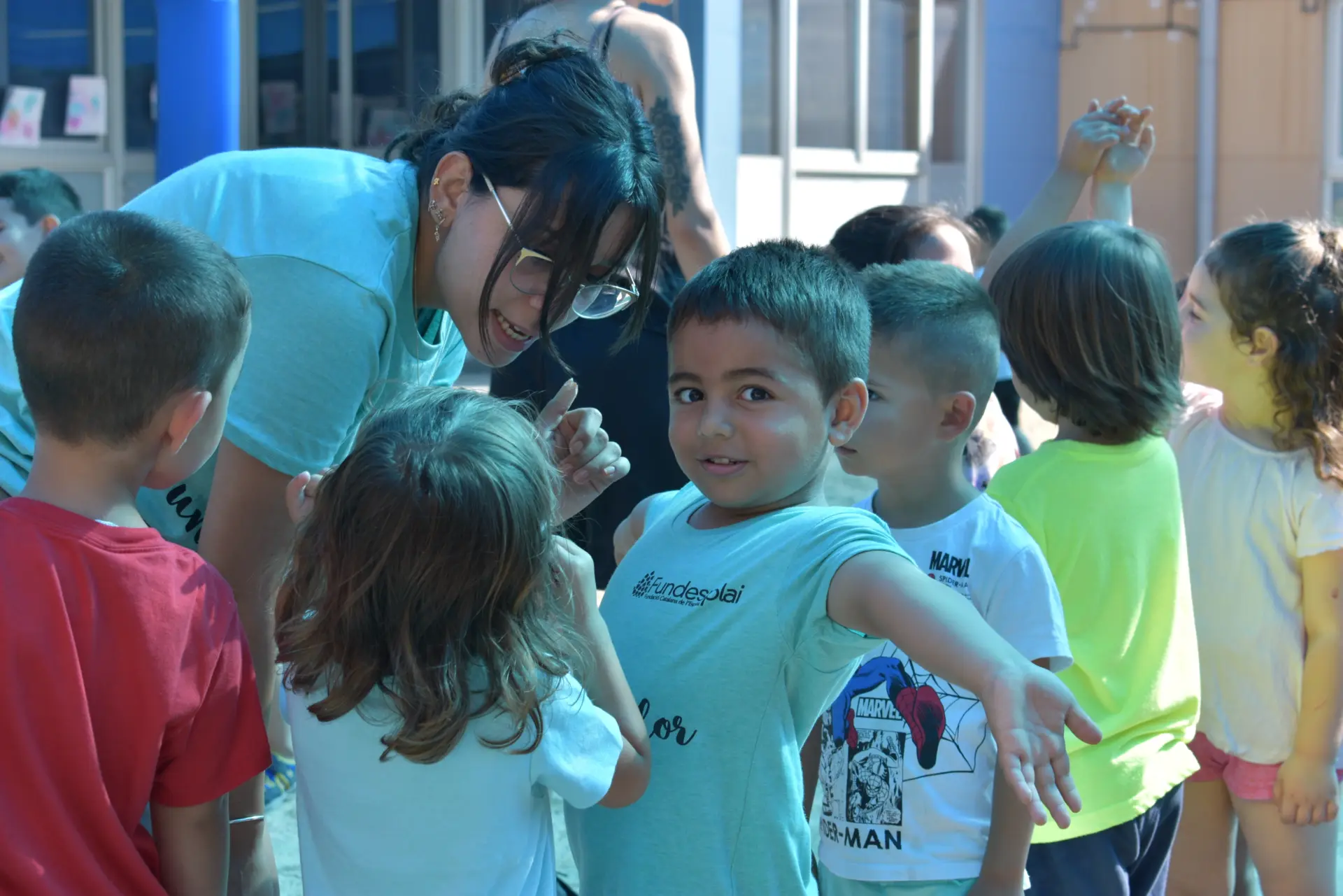 Monitora parlant amb nens i nenes 